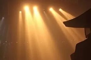 纪实《河流的记忆》封面，宽阔河面上的旧式渡船