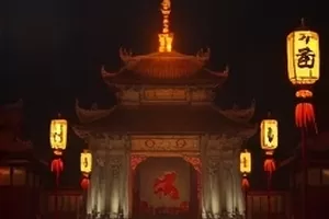 纪实《手作年代的余温》封面，老式缝纫机与布料